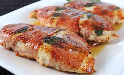 Csirkemell baconbe – a fokhagymásan